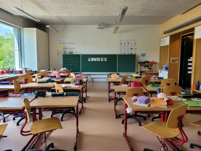 Why Pneumatic Height Adjustable Desks Enhance Learning in Schools