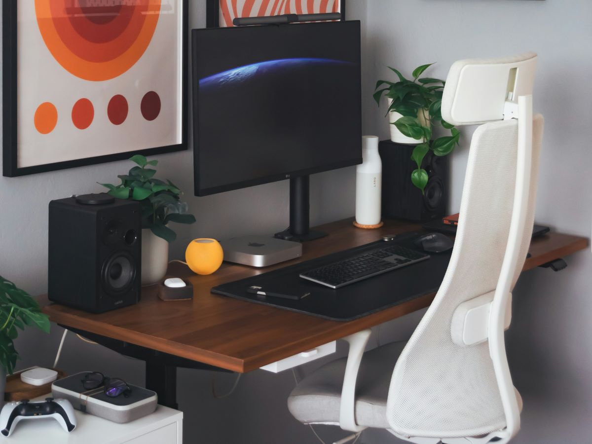 Top 7 Must-Have Features in a Dual Monitor Height Adjustable Desk